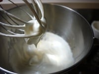 冷水をあてたボウルに生クリームを入れ、グラニュー糖を加えて、柔らかい角がたつくらいまで泡立てます。<br />
<br />
表面に塗るホイップクリームは泡立てすぎないように注意します。