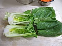 青梗菜は良く洗い、4等分に切ります。