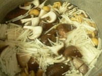 鍋にたっぷり湯を沸かし、茸を入れ、ひと煮立ちしたらザルに開ける。<br />