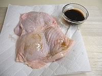 密封袋に鶏肉と下味調味料（醤油、黒蜜各大さじ1）合わせて入れ、冷蔵庫で一晩おきます。<br />