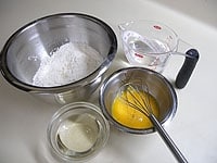 クレープ生地を作ります。ボウルに小麦粉、片栗粉、割りほぐした卵を加え泡だて器でよく混ぜます。水を少しずつ加えよく混ぜ合わせ、ごま油を加えて混ぜて30分ほど置きます。