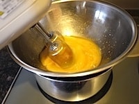 &nbsp;室温に戻しておいた卵をときほぐし、グラニュー糖を加え、湯煎にかけながら、ハンドミキサーの中速で泡立てます。