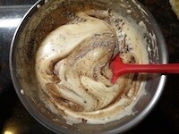 ホットケーキミックスとカカオパウダーを合わせてふるったものを加え、ゴムベラで底から返すように、全体に粉っぽさがなくなるまで混ぜ合わせます。
