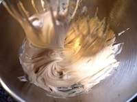 もったりと筋がつく程度に泡立てた生クリームの半量をチョコレートと合わせて、泡立て器で混ぜます。全体が混ざったら、残り半量の生クリームに加えてゴムべらで均一になるまで混ぜます。