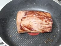 フライパンに油少々（分量外）を熱し、肉を加えて焼いていく。転がしながら10分加熱する。