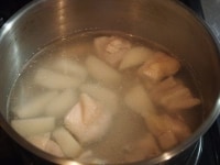 鍋に水4カップと、鶏肉里芋を入れます。灰汁をきれいに取り除いて5分ほど煮たらかぶも加えます。