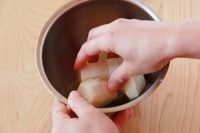 里芋は皮をむいてから、塩(分量外)でよく揉んでぬめりを取り、柔らかくなるまで下茹でする。