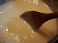 ベシャメルソースを作ります。<span style="font-size: 0.961em;">厚底の鍋に、オリーブオイル、バター、薄力粉、牛乳30cc（分量の中から）を入れて弱火にかけ、木べらでよく混ぜてペースト状にし、残り分量の牛乳をゆっくりと注ぎ入れ、ダマにならないように混ぜながらクリーム状に仕上げていき、整ったら火を止めて、塩（分量外ひとつまみ）とナツメグを入れ混ぜる。</span>
<div><br />
&nbsp;</div>