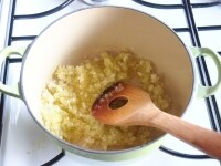 鍋にオリーブオイル、玉葱を加えて弱火にかけ、しんなりするまで炒めます。