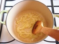 鍋にオリーブオイル、玉葱を加えて弱火でしんなりするまで炒めます。