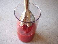 トマト缶は、ハンドミキサーでペースト状にします。<br />