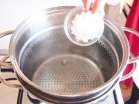 鍋にお湯を沸かし、水の量の1パーセントの塩を加えます。<br />
パスタを加えて、指定の茹で時間より2分少なく茹でます。<br />