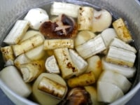 鍋に切った野菜を入れて、ヒタヒタになるぐらいまで干し椎茸と昆布の戻し汁を加える。火にかけ、沸騰したらみりんと砂糖を加えて弱火にして10分煮る。