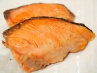 &nbsp;鮭はお弁当に詰めやすい大きさに切り、グリルで焼く。ごはんも炊いておく。