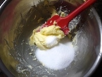 &nbsp;バターと卵を室温に戻しておきます。バターをクリーム状になるまでゴムベラ、または泡立て器で空気を含ませるように混ぜます。白っぽくなったらグラニュー糖を加え、泡立て器でさらに全体が空気を含んだクリーム状になるまでよく混ぜます。