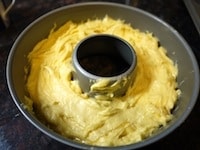 バターを塗ったエンゼル型に生地を入れ、表面をならしたら、170℃に余熱したオーブンで約35分焼きます。焼き上がったら型から出し、ケーキクーラーの上であら熱を取ります。