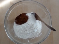 ボウルに強力粉、塩、砂糖を入れ、スプーンなどでよく混ぜておく。<br />