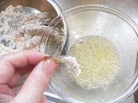 エビに小麦粉をまぶし、卵白にくぐらせ、茶がらをまぶす。