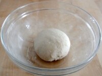 なめらかな生地になったら丸め、水にぬらして固く絞った布巾をかけて室温で30分～1時間、ひと回り大きくなるまで発酵させる。オーブンの発酵機能を使うなら、30℃に設定して約30分。