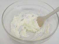 バターは室温に戻し、へらで混ぜられる位までやわらかくなるまで練る。<br />