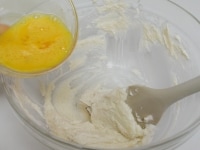 溶き卵を少しずつ加えてその都度よく混ぜ合わせる。