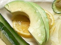アボカドは適当な厚さに切り、輪切りレモンで表面をなでる。<br />