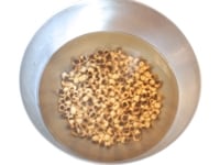 煎った大豆を水を張ったボールに入れて約20～30分間おきます。