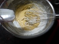 解きほぐした卵をボウルに入れ、ホットケーキミックスの1/3量を加え、泡立て器でよく混ぜます。牛乳50mlと残りのホットケーキミックスを2回に分けて交互に加え、そのつどよく混ぜます。