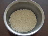 分量のお米を洗って水気を切ったら、炊飯器の内釜にお米と分量の水を入れます。冬なら2時間ほど、夏なら30分ほど浸けおきます。<br />
<br />
三つ葉をさっとゆでて、2cm幅に切っておきます。タコを一口大に切っておきます。<br />