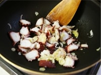 フライパンにごま油とニンニクを入れて熱し、タコと長ネギをさっと炒めます。塩とブラックペッパーで味を整えます。