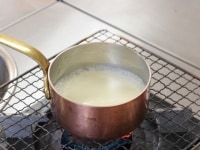 小鍋に生クリームを入れ火にかけます。軽く沸騰させます。