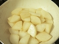 空いたフライパンに大根を入れて炒め焼きし、うっすら焼き目をつける。<br />