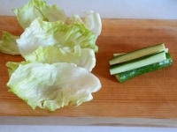 生野菜を切る