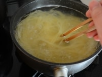 たっぷりのお湯を鍋に沸かし、塩（分量外）を加えてスパゲッティを袋の表示時間通りにゆでます。
