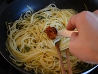 最後に醤油、味噌、砂糖で味付けをし、フライパンをふって混ぜ合わせて完成です。