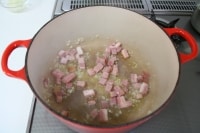 鍋ににんにく・オリーブ油を熱し、香りが出たらベーコンを加え炒める。