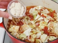4に練り状のスープの素を加え、煮立ったら火を弱め、30分程煮る。