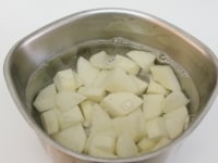 じゃが芋は皮をむいて角切りにし、塩を加えた水でゆでる。玉ねぎはみじん切りにし、塩をふってしんなりしたら水にさらし、水気を絞る。<br />
<br />