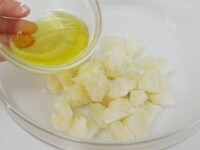 熱いうちにオリーブ油・酢・塩を加えて混ぜ合わせる。