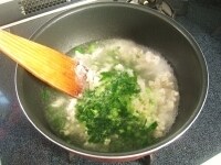 鍋にご飯、鶏ひき肉、細かく刻んだ小松菜、水を入れて中火にかけ5分ほど煮ます。<br />