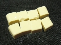 絹ごし豆腐は1.5cm角のさいの目に切ります。<br />