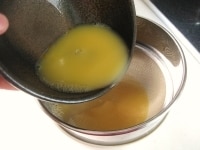 卵液を目が細かいふるいなどに一度通して漉します。<br />