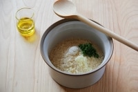 にんにく、パセリはみじん切りにし、パン粉、塩と混ぜ合わせ、最後にオリーブオイルをなじませてハーブパン粉を作る。<br />