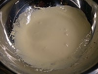 別のボウルに卵黄入れます。泡立器は洗わずにそのまま使って泡立て、残りのグラニュー糖を2.回に分けて加えます。もったりと白っぽくなるまで混ぜ合わせます。