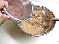 薄力粉とココアパウダーを合わせた粉を加え、粉気がなくなるまで混ぜ合わせます。