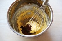 湯せんで溶かしたチョコレートを加えてしっかり混ぜる。混ざったら薄力粉、ベーキングパウダー、ココアパウダーを合わせてふるい入れ粉気が少し残るくらいまで混ぜる。