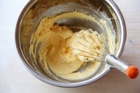 室温に戻しておいたバターを柔らかく練り、グラニュー糖を3回に分けて入れる。その都度よく混ぜたら卵黄を1個分ずつ加えしっかりと混ぜる。