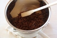 細かく刻んだチョコレートを湯せんで溶かす。湯せんの温度は約40度を保つ。チョコレートが溶け始めたらゴムべらで混ぜて溶かす。