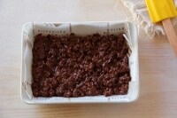 オーブンシートを敷きこんだ型にチョコレートを流し入れて平らにならす。冷蔵庫で冷やし固め５～6本に切り分ける。