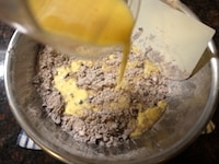 解きほぐした卵に牛乳を加え、よく混ぜたら、少しずつ粉類に加えながら混ぜ、生地がひとまとめになるようにします。